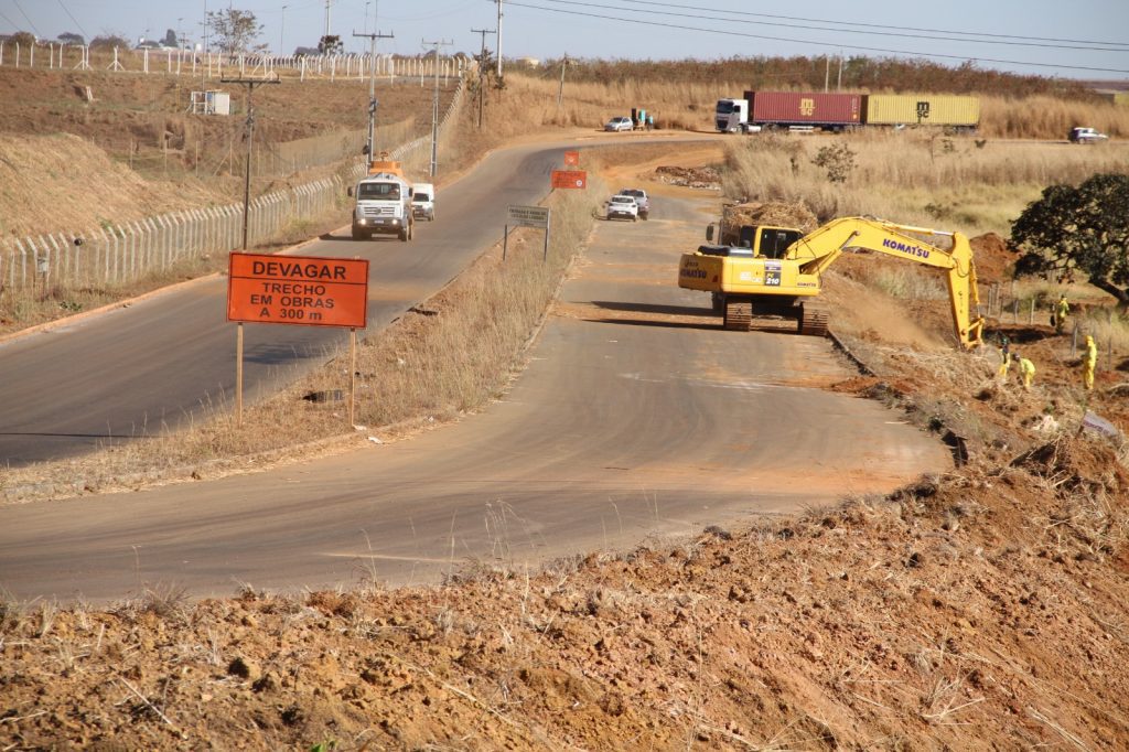 foto de obra no anel viário do daia