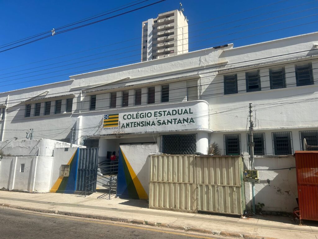 foto da fachada do colégio antensina santana em anápolis