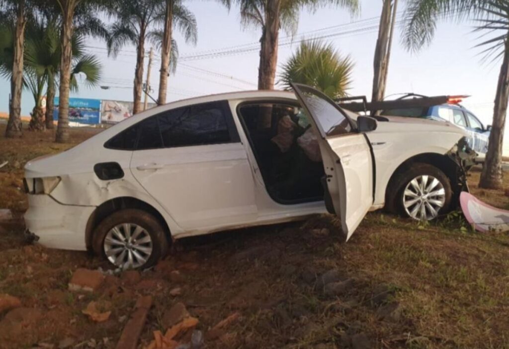 VW Virtus roubado ficou destruído ao sair da BR e invadir o canteiro próximo ao acesso do Recanto do Sol