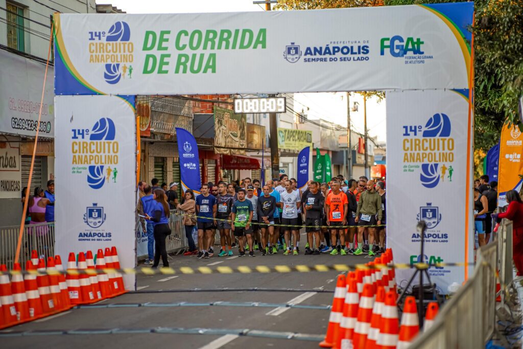 foto de largada em etapa do circuito anapolino de corrida de rua