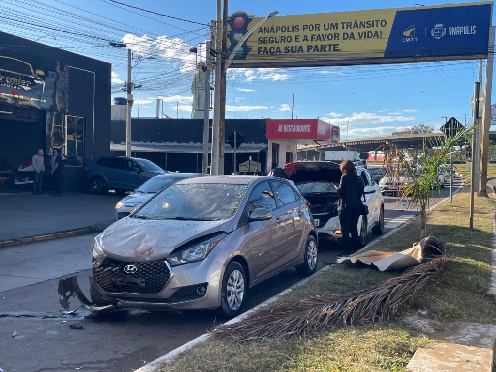 foto de engavetamento registrado no trevo da havan em anápolis