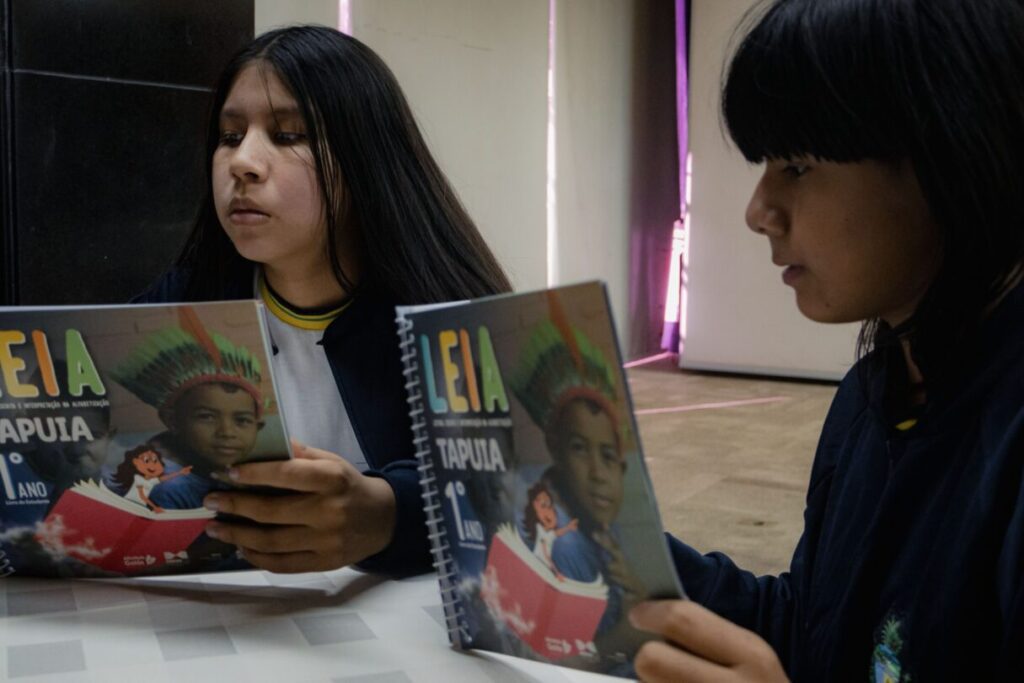 foto de estudante lendo o livro que contempla a educação indígena