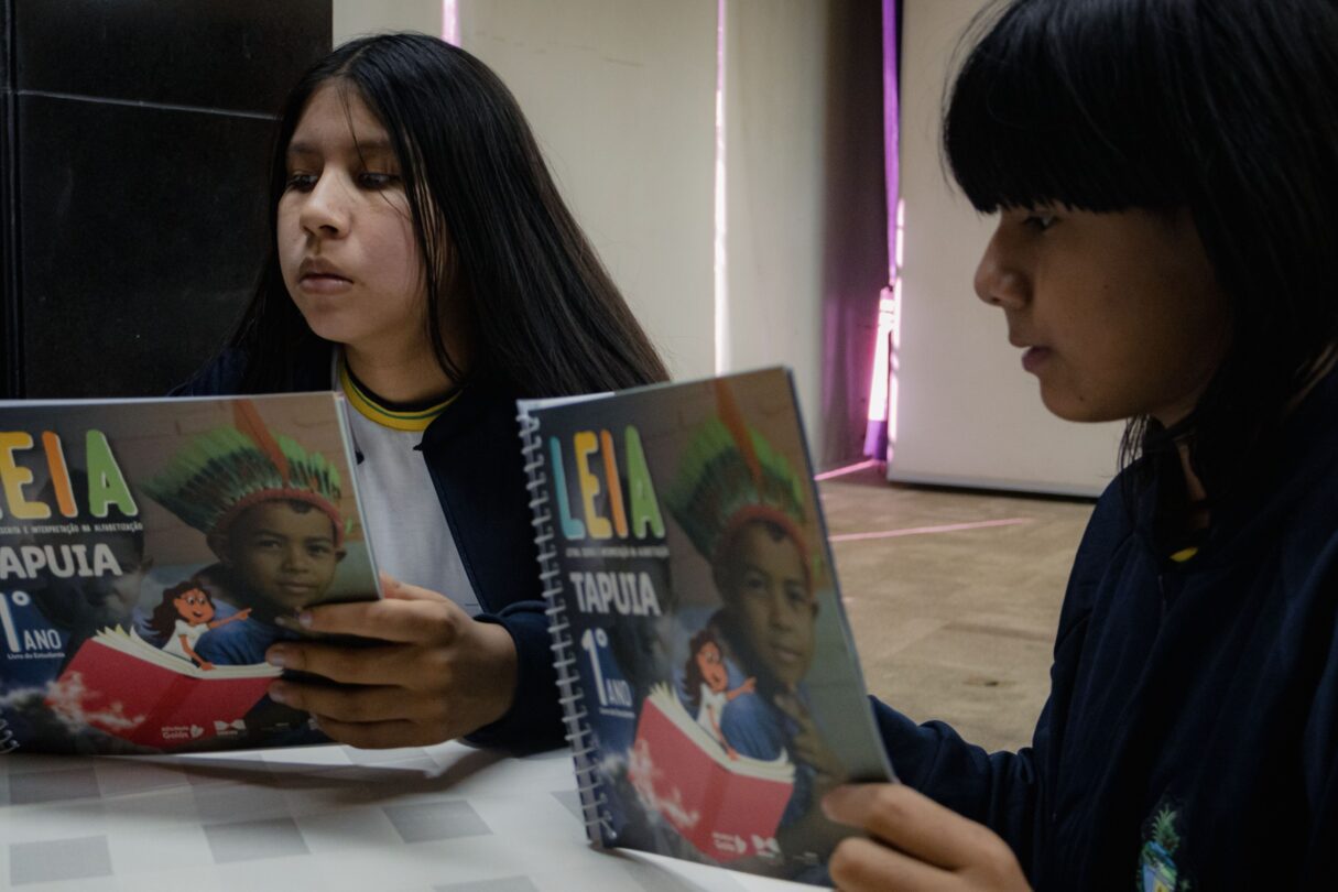 foto de estudante lendo o livro que contempla a educação indígena
