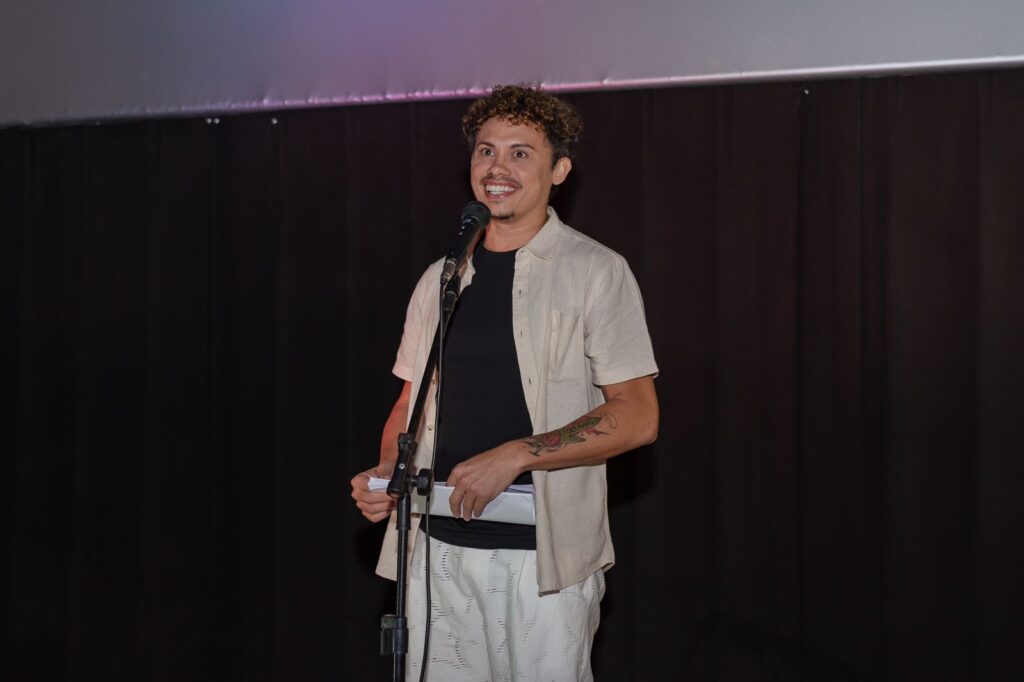 FOTO DO ATOR SILVERO PEREIRA ENQUANTO APRESENTADOR DA NOITE DE GALA DO PRÊMIO CULTURAL CEZINHA
