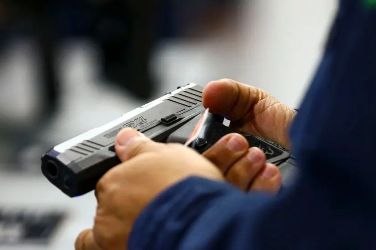 foto de arma sendo pega por mão, para simbolizar os CACS