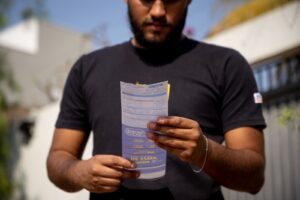 foto de conta de luz na mão de contribuinte